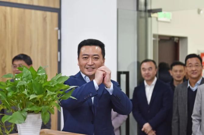 王曉向總部機(jī)關(guān)、都市城際公交干部員工拜年