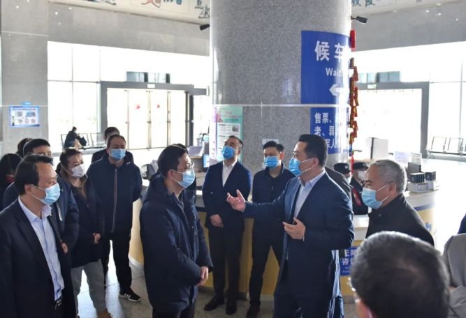 王曉向總部機(jī)關(guān)、都市城際公交干部員工拜年