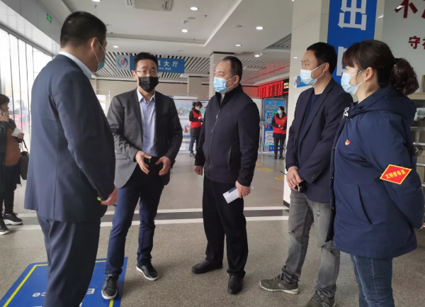 黃俊、穆孫祥先后深入徐坊客運分公司督導(dǎo)文明創(chuàng)建、疫情防控、安全生產(chǎn)工作