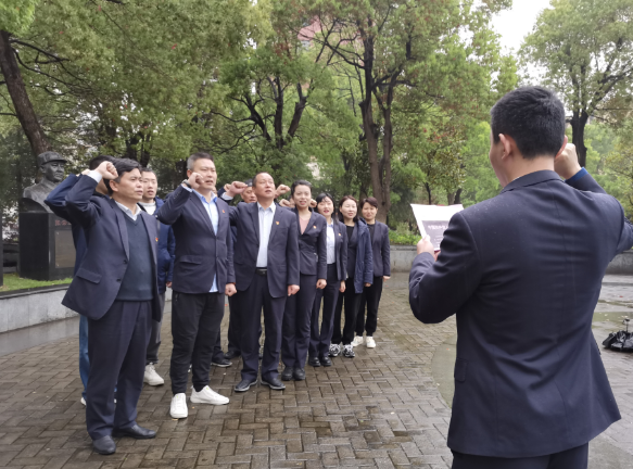 都市城際公交 旅游客運分公司黨支部開展“緬懷革命先烈，傳承紅色基因”祭掃活動