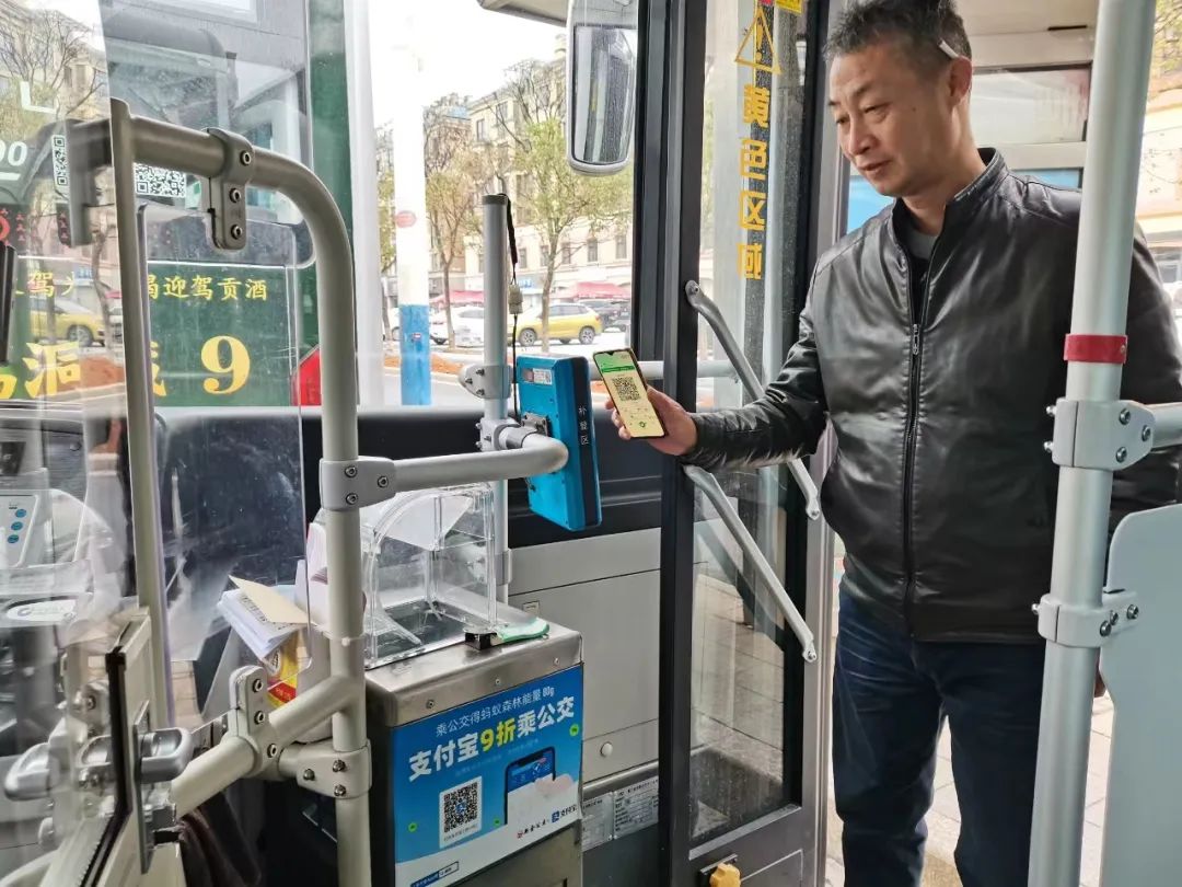 新余公交:微信乘車(chē)碼上線 45分鐘免費(fèi)換乘