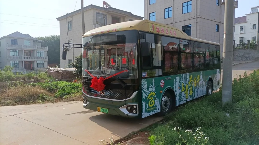 公交車變身婚車  “低碳”婚禮引領(lǐng)新風尚潮流