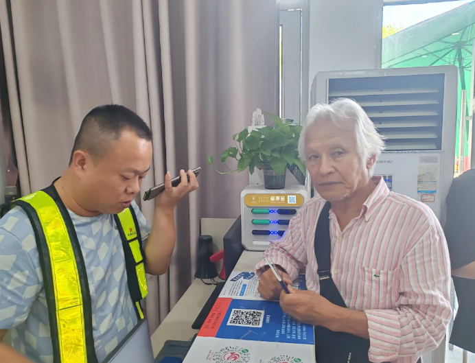 都市城際公交：跨越語(yǔ)言障礙 暖心服務(wù)外籍游客
